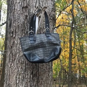 I am selling a coach tote/ hand bag